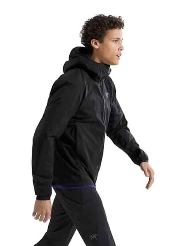 Découvrez le test détaillé de la veste Arc'teryx Atom Hoody, une référence en matière de performance et de confort pour les activités outdoor.