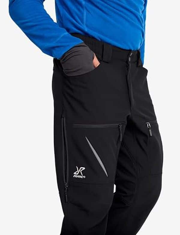 Découvrez notre test détaillé du pantalon RevolutionRace Hiball Softshell pour homme : analyse des performances, confort et style pour vos aventures en plein air