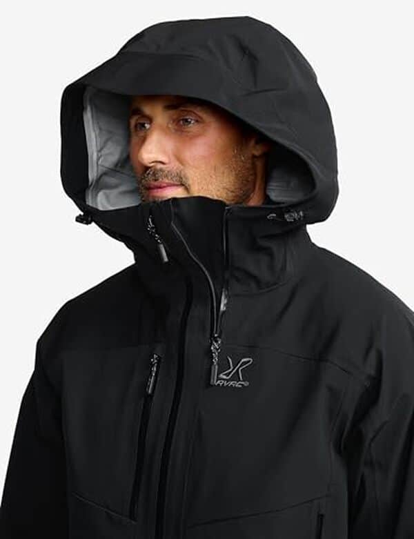 Test détaillé de la veste imperméable RevolutionRace Cyclone 3L pour homme : performance, confort et style à l'épreuve des intempéries. Explorer son efficacité et ses caractéristiques uniques.