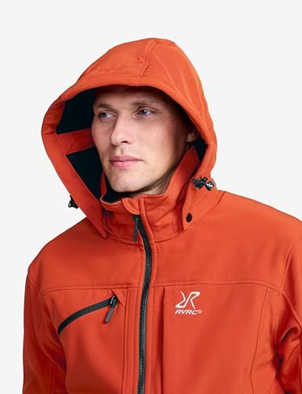 Découvrez notre test détaillé de la veste RevolutionRace Hiball Softshell : confort, résistance et isolation pour vos randonnées en toute saison.