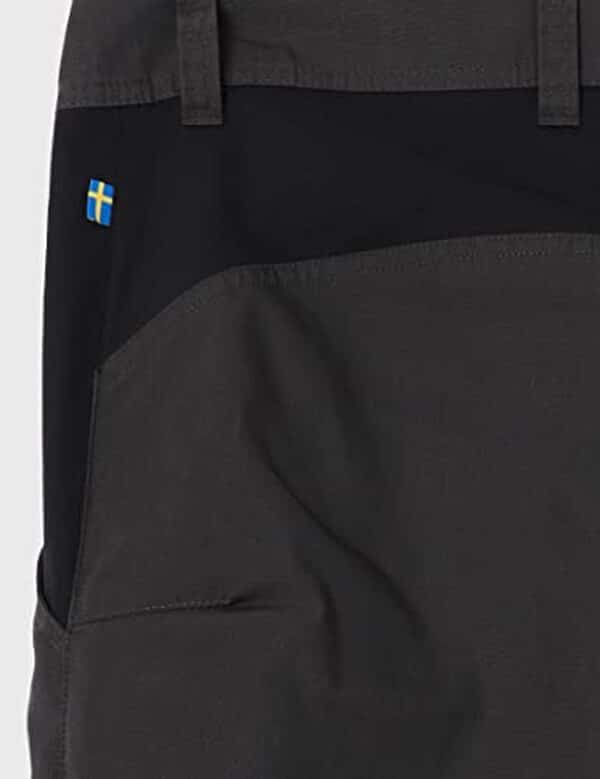 Découvrez notre test complet du pantalon Fjällräven 81535r pour hommes en gris taille EU 46 : qualité, confort et durabilité au rendez-vous pour vos aventures en plein air.