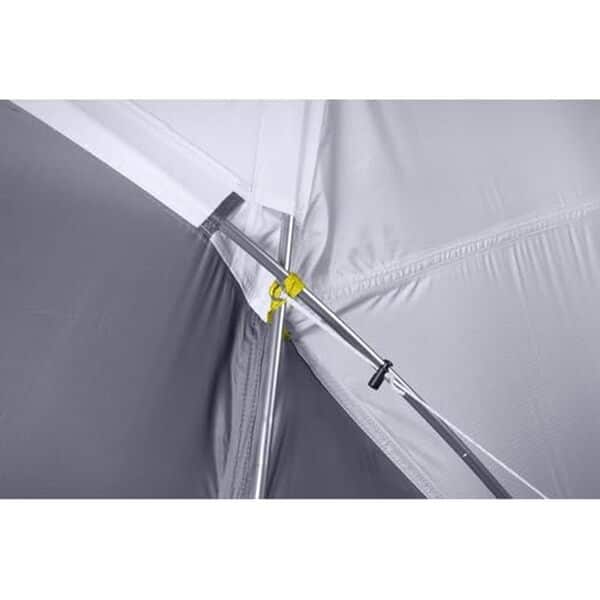 Découvrez notre analyse complète de la tente Salewa Sierra Leone III : performance, résistance et confort de camping au rendez-vous. Parfait pour les amateurs de randonnée et de plein air.