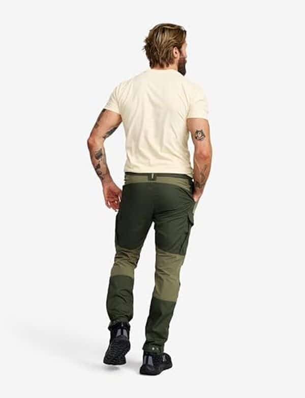 Découvrez le pantalon revolutionrace rambler lightweight pro, idéal pour les activités en plein air : léger, résistant et stylé. Parfait pour les aventuriers en quête de confort et de performance.