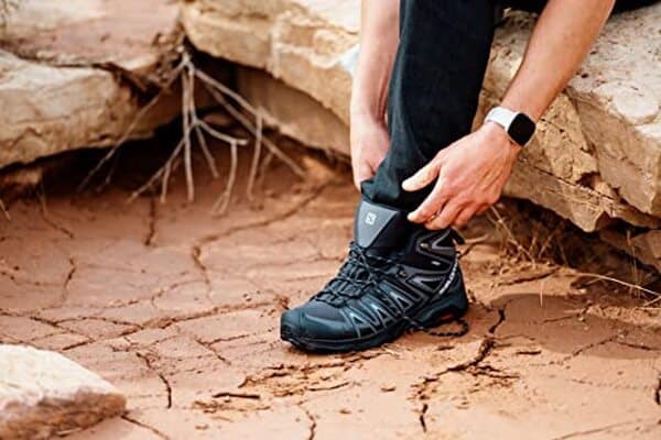 Découvrez notre analyse détaillée des chaussures de randonnée Salomon Alphacross 3 et X Ultra Pioneer MID pour choisir la paire idéale selon vos besoins d'aventure en plein air