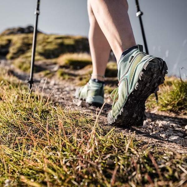 Découvrez notre test complet des chaussures de randonnée Salewa Mountain Trainer pour homme en noir taille 40 : confort, durabilité et performance en sentier. 