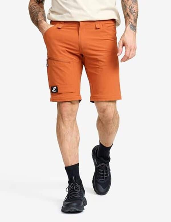Découvrez notre test complet du pantalon révolutionRace RVRC GP Pro Stretch pour homme : confort, durabilité et technologie stretch pour vos performances sportives. 